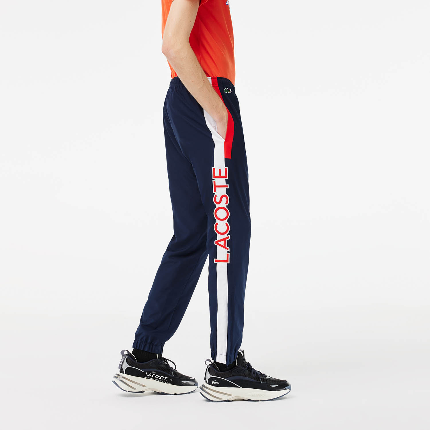 LACOSTE – Pantalon jogging – bleu marine et rouge